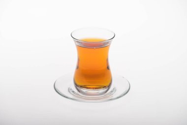 çay fincanı çay fincanı beyaz tabakta izole edilmiş.