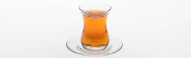 Beyaz, panoramik çekimde izole edilmiş bir fincan çay.