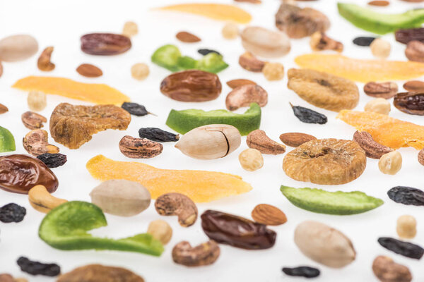 крупный план вкусных сортов орехов, сухофруктов и консервированных фруктов, выделенных на белом
