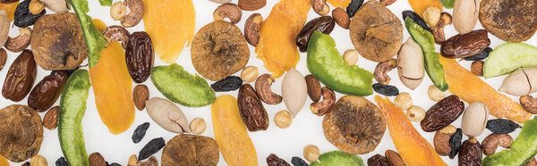 сверху вид турецких сортов орехов, сухофруктов и засахаренных фруктов, выделенных на белом, панорамный снимок
