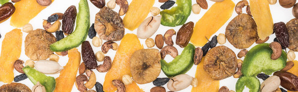 сверху вид турецких сортов орехов, сухофруктов и засахаренных фруктов, выделенных на белом, панорамный снимок
