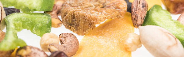 крупный план турецких сортов орехов, сухофруктов и засахаренных фруктов, выделенных на белом, панорамный снимок
