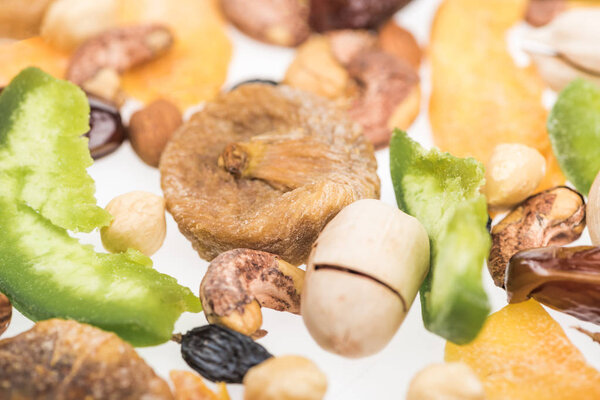 закрытый вид на турецкие орехи, сушеные фрукты и консервированные фрукты, изолированные на белом
