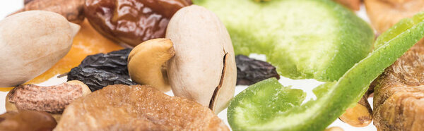 крупный план турецких сортов орехов, сухофруктов и засахаренных фруктов, выделенных на белом, панорамный снимок
