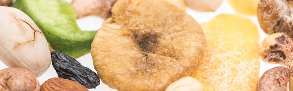 トルコ産のナッツやドライフルーツ 白くてパノラマのショットで隔離された砂糖漬けの果物を間近で見ることができます — ストック写真