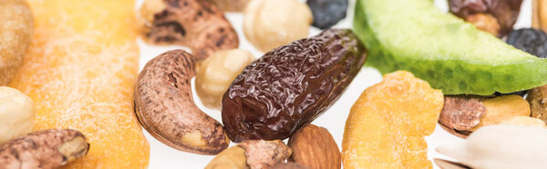крупный план турецких сортов орехов, сухофруктов и засахаренных фруктов, выделенных на белом, панорамный снимок
