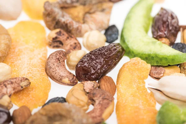 Nahaufnahme Von Türkischen Nüssen Trockenfrüchten Und Kandierten Früchten Isoliert Auf — Stockfoto