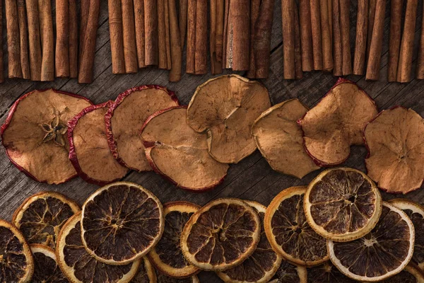 Top View Dried Apple Orange Slices Cinnamon Sticks Wooden Background — Stock Photo, Image