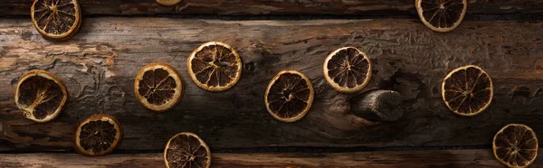 Вид Сверху Сушеные Цитрусовые Ломтики Деревянном Фоне Панорамный Снимок — стоковое фото