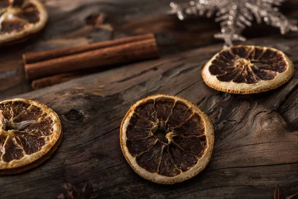 Gedroogde Citrusschijfjes Kaneelstokjes Decoratieve Sneeuwvlok Houten Ondergrond — Stockfoto