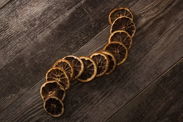 Вид Сверху Сушеные Оранжевые Ломтики Деревянном Фоне — стоковое фото