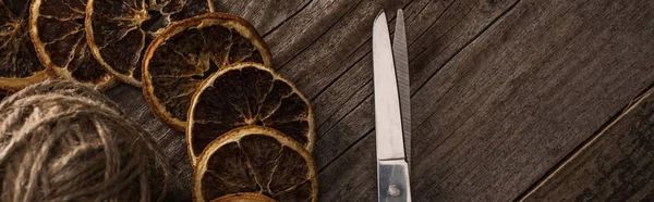 Вид Сверху Нить Ножницы Сушеные Цитрусовые Ломтики Деревянном Фоне Панорамный — стоковое фото