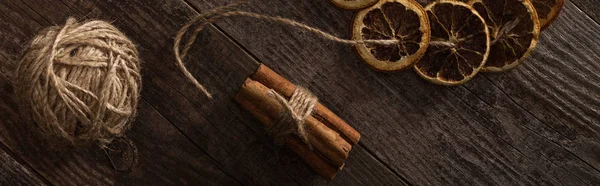 Top View Dried Citrus Slices Rope Cinnamon Wooden Surface Panoramic — Stock Photo, Image