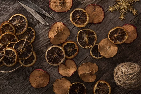 Top View Dried Citrus Apple Slices Snowflake Rope Scissors Wooden — ストック写真