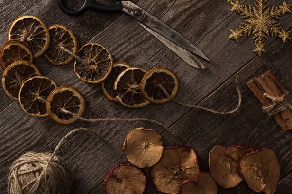 Top View Dried Citrus Apple Slices Snowflake Cinnamon Rope Scissors — Stock Photo, Image