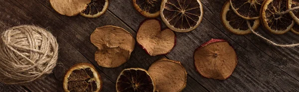Felülnézet Szárított Citrusfélékre Almaszeletekre Szálgolyó Közelében Felületen Panorámás Felvétel — Stock Fotó