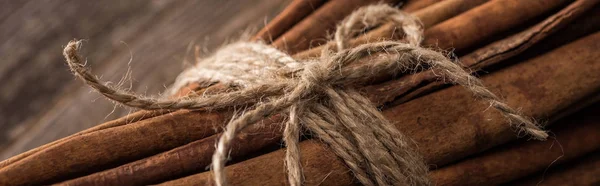 Close View Cinnamon Sticks Bunch Wooden Rustic Table Panoramic Shot — ストック写真