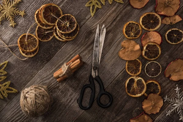 Top View Dried Citrus Apple Slices Snowflakes Scissors Thread Cinnamon — Stock Photo, Image