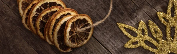 Felülnézet Szárított Citrusszeletek Cérnára Közel Hópehely Fából Készült Háttér Panorámás — Stock Fotó