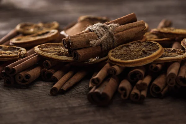 Gedroogde Sinaasappelschijfjes Kaneel Houten Ondergrond — Stockfoto