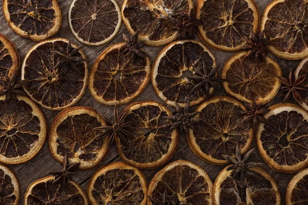 Bovenaanzicht Van Gedroogde Sinaasappelschijfjes Houten Ondergrond Met Anijs — Stockfoto