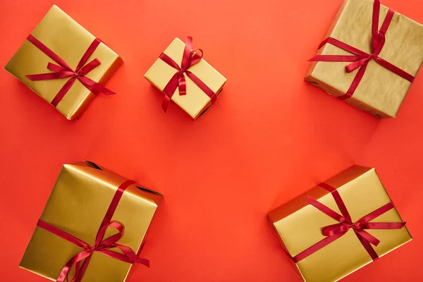 Ansicht Der Goldenen Geschenkboxen Auf Rotem Hintergrund — Stockfoto