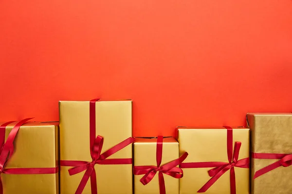 Flat Lay Golden Gift Boxes Red Background Copy Space — Stock Photo, Image