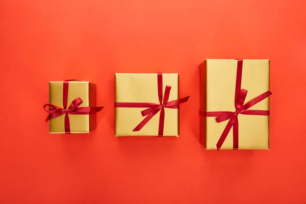 Flat Lay Three Golden Gift Boxes Red Background — Stock Photo, Image