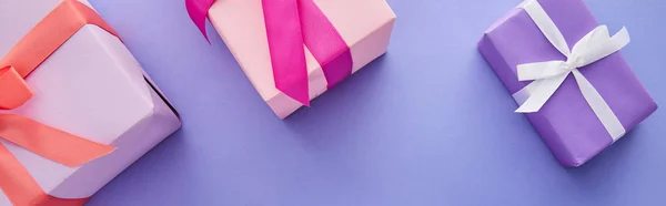 Вид Сверху Красочных Подарков Бантами Фиолетовом Фоне Копировальным Пространством Панорамный — стоковое фото