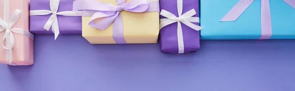 Flache Lage Mit Bunten Geschenken Mit Schleifen Auf Lila Hintergrund — Stockfoto