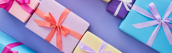 Плоский Ліжко Різнокольоровими Подарунками Луками Фіолетовому Фоні Панорамний Знімок — стокове фото
