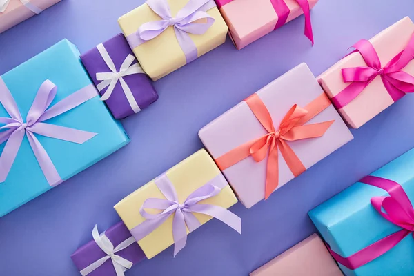 Flache Lage Mit Bunten Geschenken Mit Schleifen Auf Violettem Hintergrund — Stockfoto
