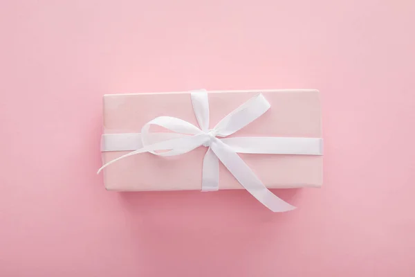 Вид Зверху Рожевого Подарунка Білою Стрічкою Рожевому Фоні — стокове фото