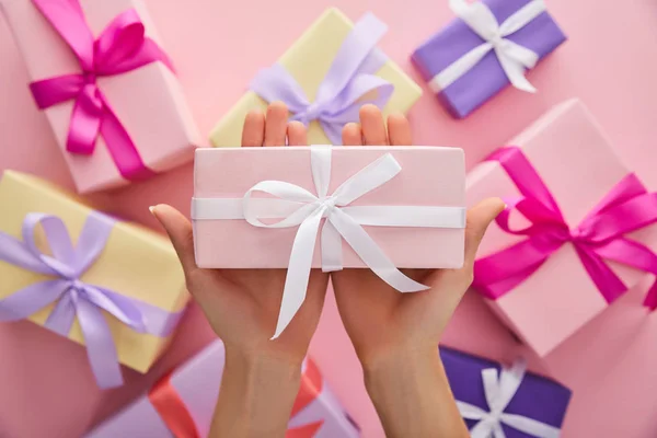 Vista Recortada Mujer Sosteniendo Regalo Rosa Por Encima Los Regalos — Foto de Stock