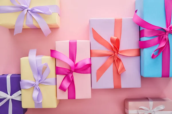 Flat Lay Colorful Gift Boxes Ribbons Bows Scattered Pink Background — Stock Photo, Image