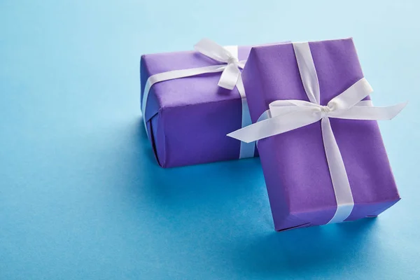 Cajas Regalo Color Púrpura Con Cintas Arcos Sobre Fondo Azul — Foto de Stock