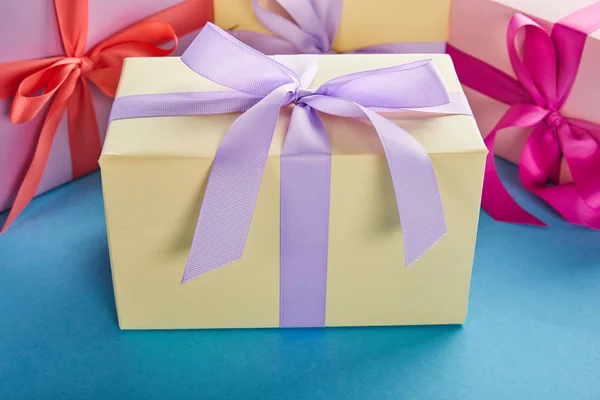 Bunte Geschenkboxen Mit Bändern Und Schleifen Auf Blauem Hintergrund — Stockfoto