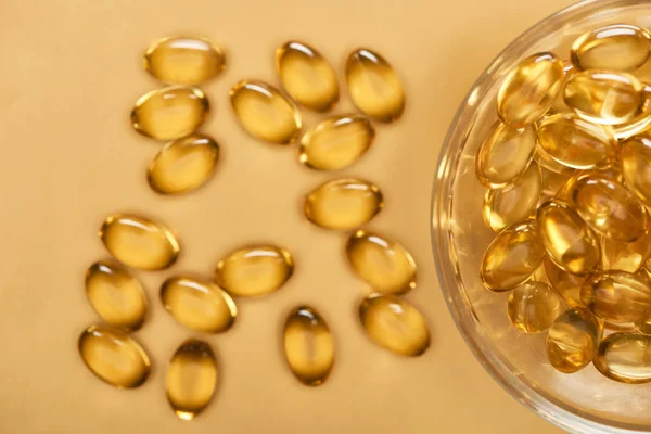 Top View Shiny Golden Fish Oil Capsules Scattered Glass Bowl — Stock Photo, Image
