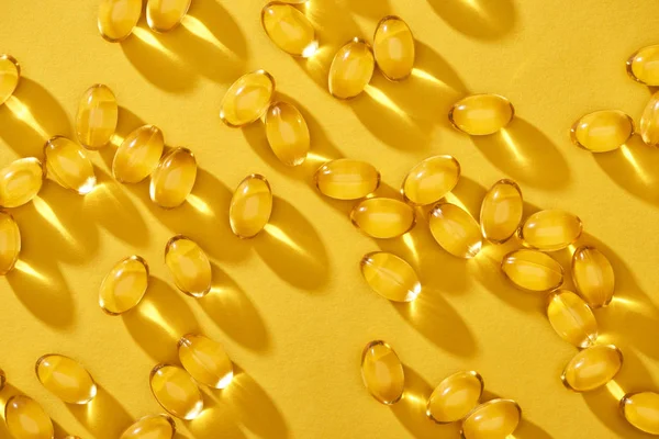 Top View Golden Shiny Fish Oil Capsules Scattered Yellow Bright — Stock Photo, Image