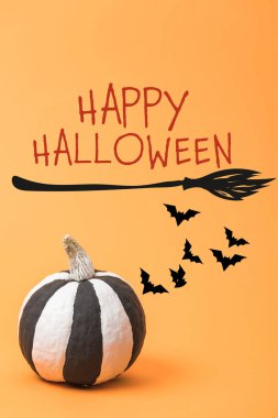 Çizgili siyah beyaz Cadılar Bayramı balkabağı turuncu renkli arka planda, süpürgeli ve mutlu cadılar bayramı resimli.