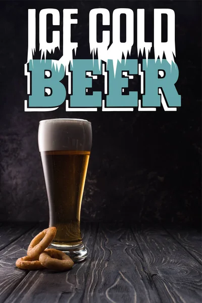 靠近油炸洋葱圈的新鲜淡啤酒放在木制桌子上 上面有冰啤酒的字母 — 图库照片