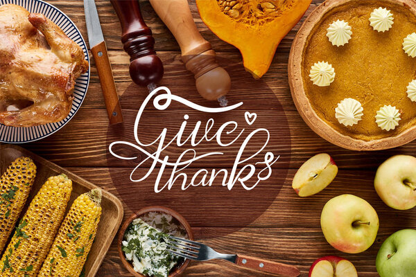вид сверху на жареную индейку, тыквенный пирог и овощи на гриле подаются на деревянном столе с благодарностью иллюстрации
