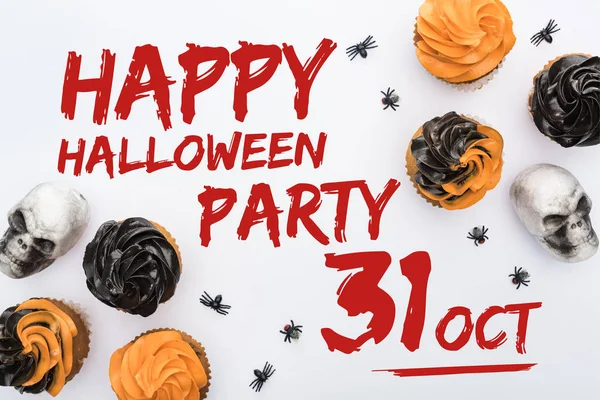 Vrchol Pohled Lahodné Halloween Cupcakes Pavouky Lebky Bílém Pozadí Veselým — Stock fotografie