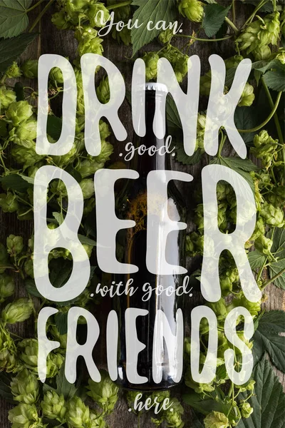 Yeşil Şişeli Taze Biranın Üst Görüntüsü Ahşap Yüzeyde Iyi Arkadaşlarla — Stok fotoğraf