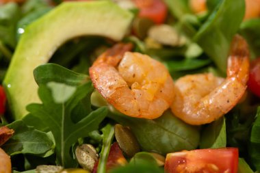 Taze yeşil salata, karides ve avokado manzarasını kapatın.