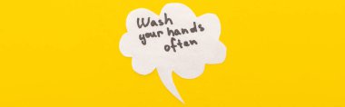 Konuşma baloncuklarının üst görüntüsü ellerinizi yıkayın sarı arkaplanda harfler, panoramik çekim