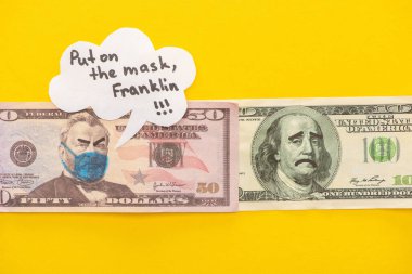 Tıbbi maskeli banknotların üst görünümü ve sarı arkaplanda konuşma baloncuğunun yanındaki yüz ifadeleri