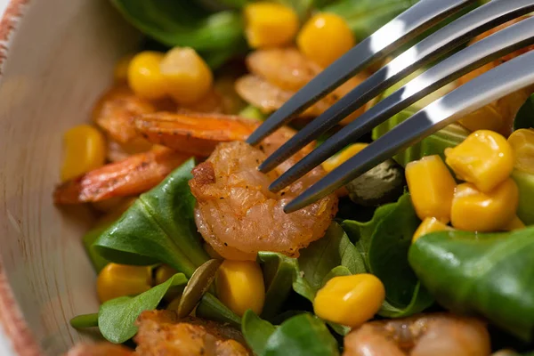 Nahaufnahme Von Gabel Und Frischem Grünen Salat Mit Kürbiskernen Mais — Stockfoto