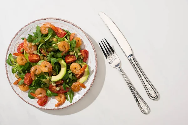 Ovanifrån Färsk Grön Sallad Med Räkor Och Avokado Plattan Nära — Stockfoto