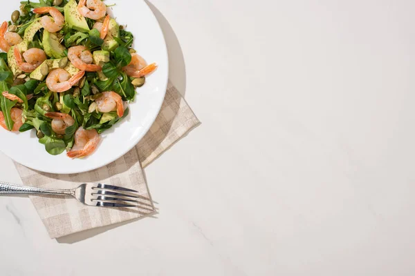 Vue Dessus Salade Verte Fraîche Avec Des Graines Citrouille Crevettes — Photo
